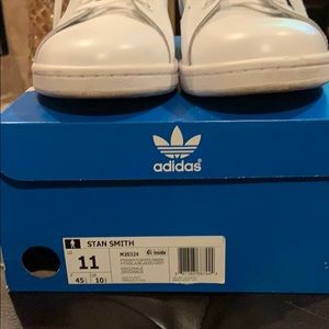 Adidas Stan Smith tennis shoes.